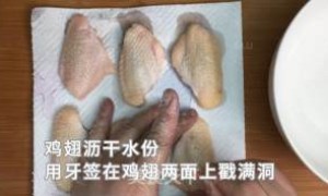 孜然脆皮煎鸡翅，无油无水做法，表皮焦香，一口香辣，感觉和烧烤摊上的烤鸡翅一个味道！