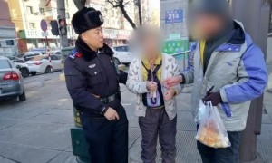 巡逻民警暖心救助迷路老人