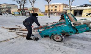 暴雪中方正民警施援，翻车老人获暖心救助